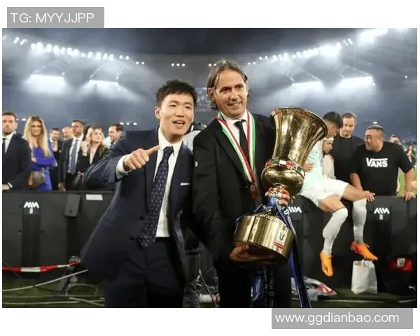 国米豪取蝉联意甲冠军,球迷狂欢不止! 国米豪取蝉联意甲冠军,球迷狂欢不止!