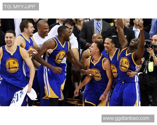 勇士客场逆转小牛，库里狂砍43分打破个人记录，成就传奇之战