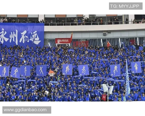 球迷捧场热情高涨，球队赛场外气氛热烈欢庆